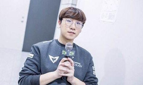 心诚则灵？多名球迷身着国足球衣，前往杭州灵隐寺拜观音菩萨.