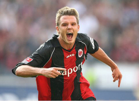 奥运冠军赵芸蕾来到湖北崇阳,手把手教学生打羽毛球.